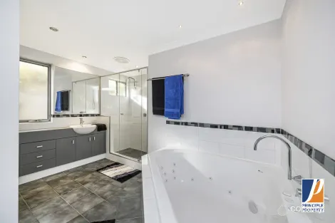 Property photo of 10 Seafarer Way Jindalee WA 6036