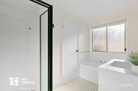 Property photo of 32 Fleet Crescent Albion Park NSW 2527