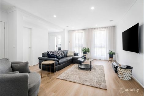Property photo of 4 Peterlee Walk Werribee VIC 3030