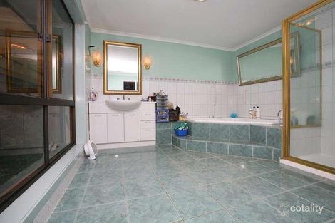 Property photo of 33 Corryong Crescent Taylors Lakes VIC 3038