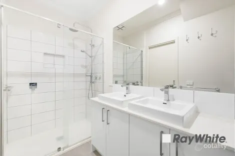 Property photo of 3 Flame Robin Place Endeavour Hills VIC 3802