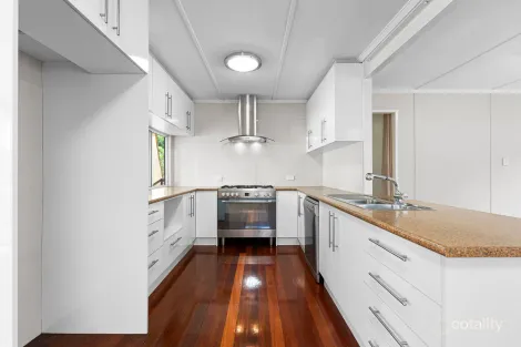 Property photo of 80 Roseneath Parade Wynnum West QLD 4178