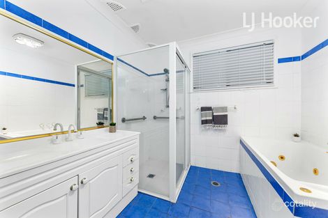 Property photo of 5 Hendra Close St Johns Park NSW 2176