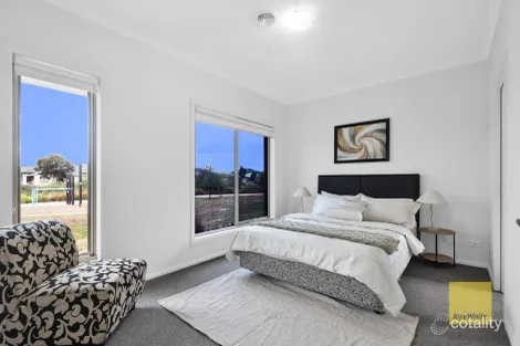 Property photo of 17 Fox Walk Truganina VIC 3029