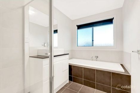 Property photo of 18 Brunswick Crescent Craigieburn VIC 3064