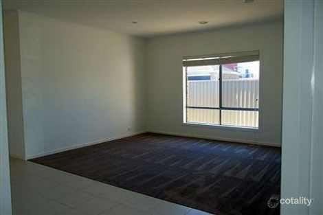 Property photo of 4 Petrel Circuit Pakenham VIC 3810