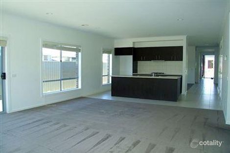 Property photo of 4 Petrel Circuit Pakenham VIC 3810