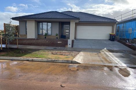 16 Morningside Dr, Thornhill Park, VIC 3335