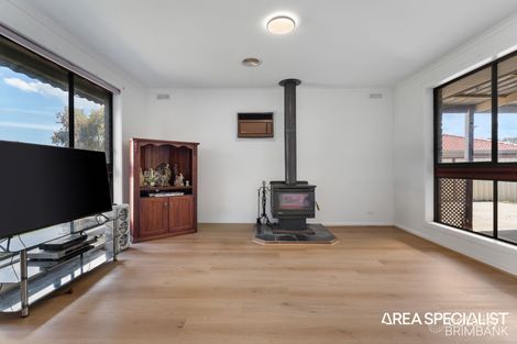 Property photo of 28 Droitwich Crescent Deer Park VIC 3023