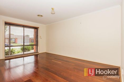 Property photo of 8 Glenaire Crescent Cranbourne West VIC 3977