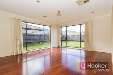 Property photo of 8 Glenaire Crescent Cranbourne West VIC 3977