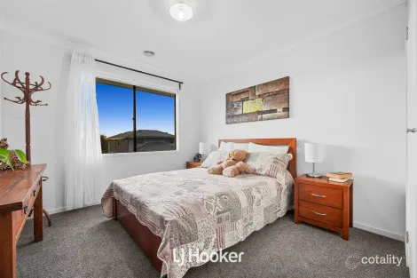 Property photo of 9 Helder Close Cranbourne West VIC 3977