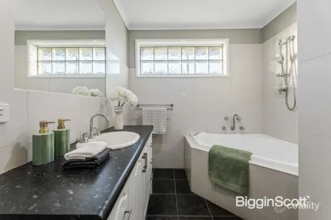 Property photo of 5 Regency Place Doncaster East VIC 3109