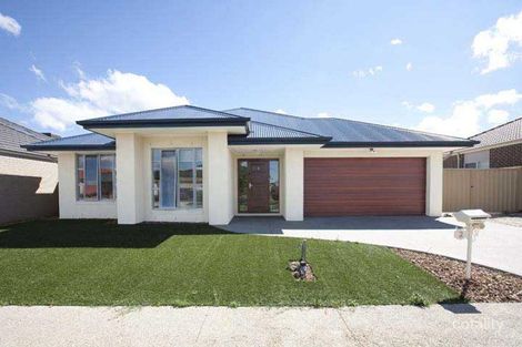 2 Holland Way, Caroline Springs, VIC 3023