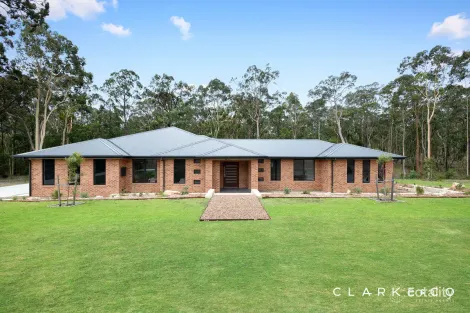 8 Honeyeater Pl, Thornton, NSW 2322