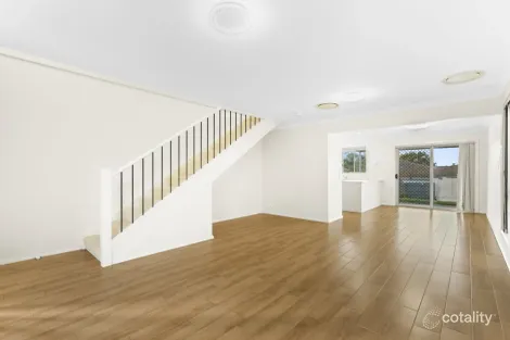 Property photo of 5 Northampton Drive Glenfield NSW 2167