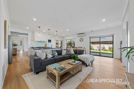 2 Carrington Dr, Pakenham, VIC 3810