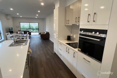 6 Yeoman St, Melton South, VIC 3338