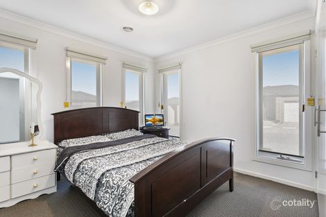 Property photo of 37 Renlik Circuit Cranbourne North VIC 3977