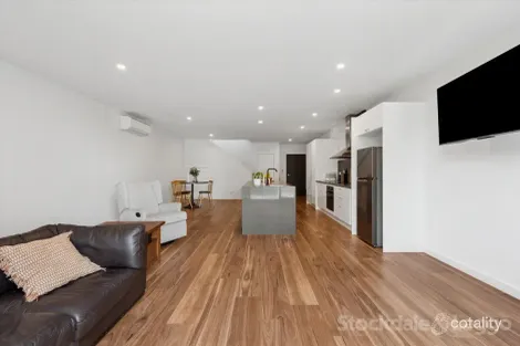 Property photo of 2/12 Strawberry Way Chirnside Park VIC 3116