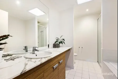 Property photo of 32 Ringtail Circuit Maidstone VIC 3012