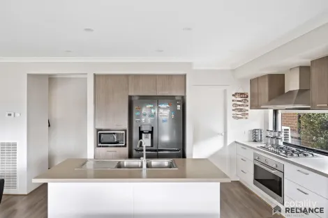 Property photo of 6 Holbrook Crescent Kalkallo VIC 3064