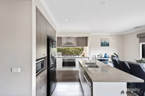 Property photo of 6 Holbrook Crescent Kalkallo VIC 3064