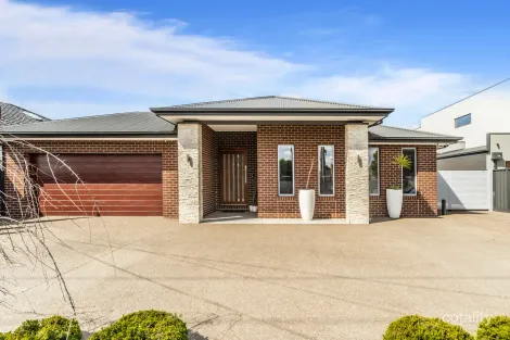 20 Mcfadzean Ave, Reservoir, VIC 3073