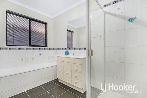 Property photo of 33 Sir Thomas Drive Pakenham VIC 3810