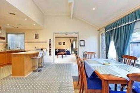 Property photo of 17 Adelong Court Berwick VIC 3806