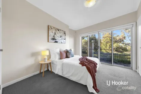Property photo of 1/2 Lakeside Drive Point Cook VIC 3030