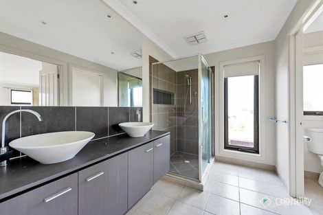 Property photo of 2 Avon River Way Pakenham VIC 3810