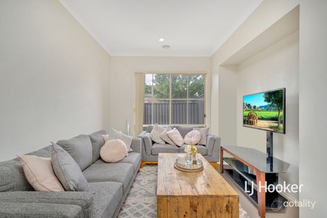 Property photo of 8 Lawrence Close Pakenham VIC 3810