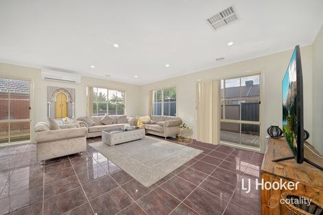 Property photo of 8 Lawrence Close Pakenham VIC 3810