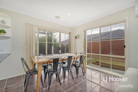 Property photo of 8 Lawrence Close Pakenham VIC 3810