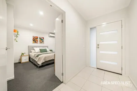 Property photo of 16 Bunsen Way Truganina VIC 3029