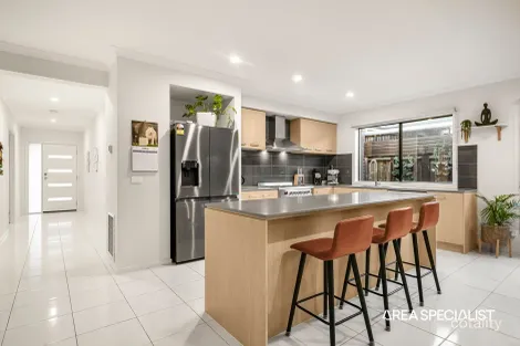 Property photo of 16 Bunsen Way Truganina VIC 3029