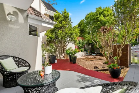 Property photo of 2/62 Ryans Road St Lucia QLD 4067
