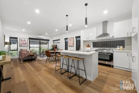 Property photo of 10 Success Place Hampton Park VIC 3976