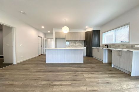 Property photo of 27 Platoon Crescent Berwick VIC 3806