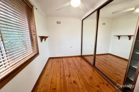 Property photo of 28 Tahiti Avenue Lethbridge Park NSW 2770