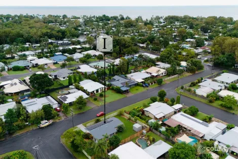 42 Oak St, Holloways Beach, QLD 4878