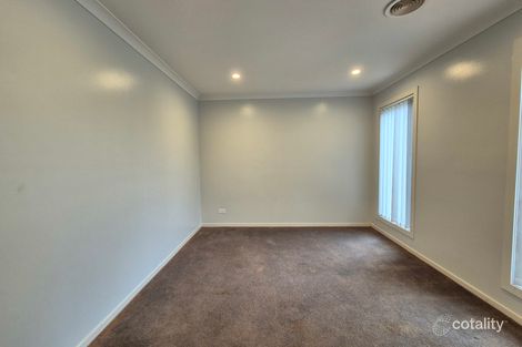 Property photo of 8 Ruby Road Cobblebank VIC 3338