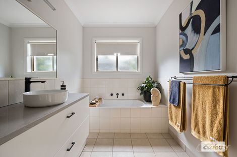 Property photo of 2 Emily Court Howlong NSW 2643
