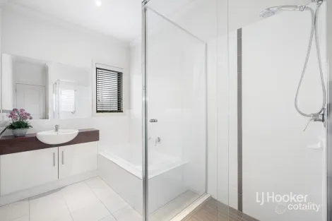 Property photo of 15 Glenbrook Crescent Lynbrook VIC 3975