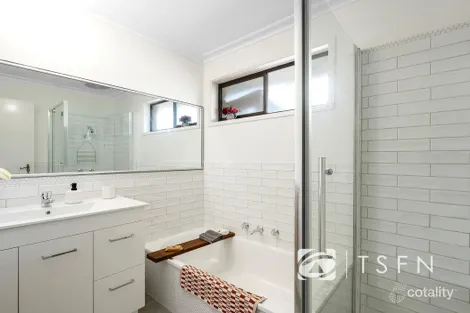 Property photo of 12 Cheriton Drive Strathdale VIC 3550