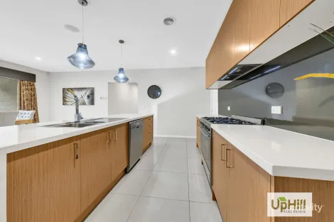 Property photo of 6 Serene Way Clyde North VIC 3978