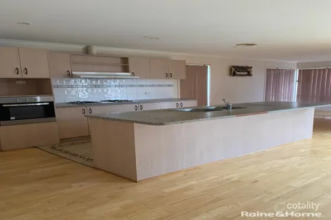 Property photo of 12 Bowral Loop Craigieburn VIC 3064