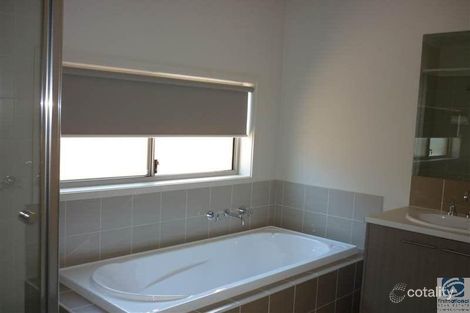 Property photo of 32 Daintree Way West Wodonga VIC 3690