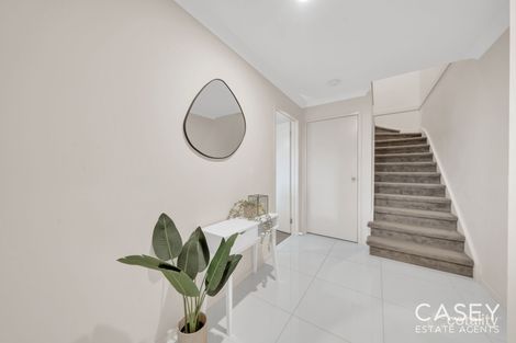 Property photo of 2/10 Mickleham Drive Cranbourne North VIC 3977